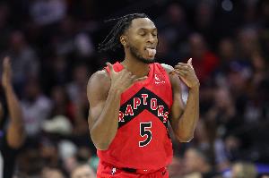 关键球！奎克利中路突击 漂移抛投打中帮助猛龙领先2分