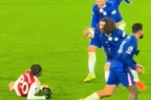 老队友不留情恩佐凶狠踢倒马杜埃凯后，与库库一起朝他怒吼