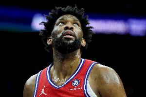 穿针引线！恩比德拿球吸引防守送直塞 格莱姆斯接球双手飞扣