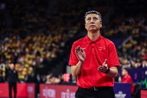 解说：中国队没有比赛气质和状态的球员下半场不要再上 得攻得抡