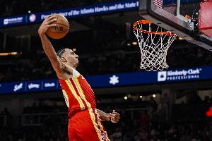 行云流水！老鹰反击连续传导 丹尼尔斯助攻里萨谢飞身暴扣