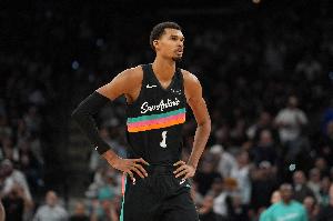 效仿欧洲足球！文班受伤期间加入他主导的球迷组织进行助威训练