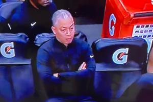 这哪像个教练？比赛关键时刻卢环抱双手 和队员&助教没有任何交流