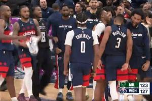 翻车了！米德尔顿+CJ一人一个三分诛心 雄鹿失误完成“自杀”！