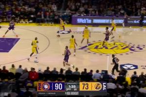 心态崩了？湖人5个人退而不防 邓恩轻松笑纳快攻空篮