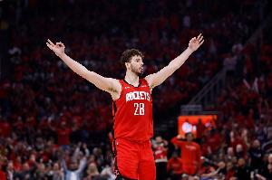 状态火热！申京半场7投5中 得到13分3板9助1帽