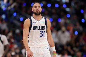 依旧有威胁！克莱外线出手造成纳吉三分球犯规