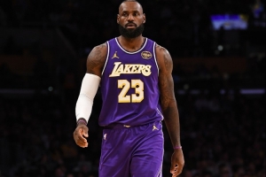 詹姆斯：太阳防守极具压迫我们失误太多 失分都是被抢断打出快攻