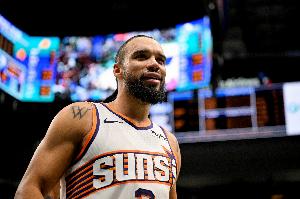 挺吓人啊！狄龙反击躲过詹姆斯追帽惊险拿到2分