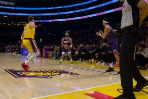 不算！狄龙空位三分命中 但因踩到边线取消了