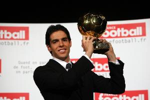 18年前的今天卡卡问鼎金球奖，巴西至今仍在苦等下一位金球先生