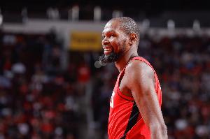 似曾相识！杜兰特空位出手稳稳命中 但脚又踩到三分线算成两分