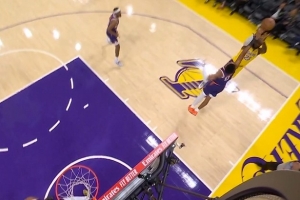 炉火纯青！詹姆斯持球背打 转身后仰空心命中