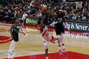 遮天蔽日！罗威单防谢德 腾空暴起将后者上篮扇出界外