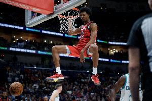 精准制导！卢尼单手送长传 墨菲接球起飞空篮炸扣