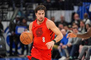 解说：开拓者能控球的后卫都伤了 能打的后卫是真没组织功能