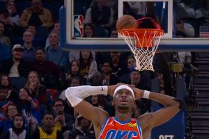 导播神角度制造名场面亚历山大罚球后球卡篮脖子 这也行啊？