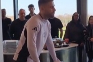 300场4球30助！曼联为30岁老将卢克·肖庆祝出战300场里程碑