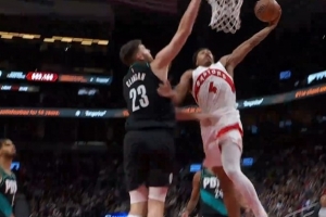 力劈华山！斯科蒂·巴恩斯突破左手单臂隔扣克林根