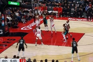 生猛！格兰特冲下前场板 腾空暴起力压巴恩斯单臂隔扣