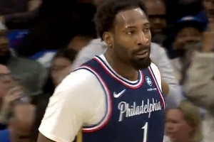 一顺百顺！德拉蒙德底角接球调整后再出手三分空心命中！