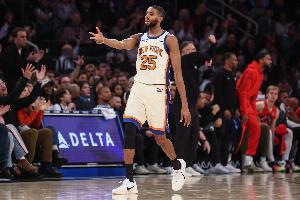 新秀没经验！布里奇斯抢投三分被冈萨雷斯犯规 后者垫脚一级恶犯