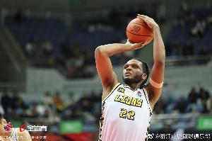 超高效两双！卡尔顿10中9拿到19分12板2助 正负值+19