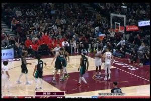 小杨得分了！杨瀚森抢前场篮板被犯规 随后两罚稳稳命中