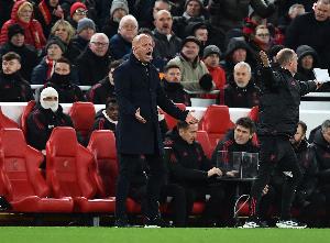 TA：利物浦拿到一分还算幸运，让萨拉赫替补不太能是长期方案