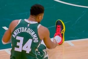 不妙！字母哥无对抗倒地+抚摸右小腿 表情不是很好