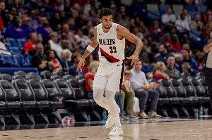 真硬！卡马拉反击强硬突破 顶着加兰上篮打成2+1！