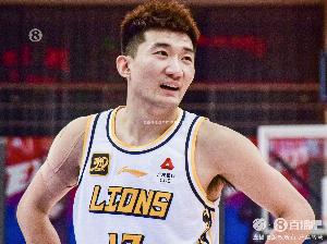 不太行！孙铭徽半场4中2拿到5分4助出现3失误 三分2中0&正负值-4