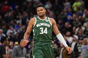 万幸！里弗斯告诉记者雄鹿已经排除了字母哥跟腱受伤的可能性