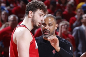 申京本赛季的进步？乌度卡：稳定性 几乎每场他都有出色的表现