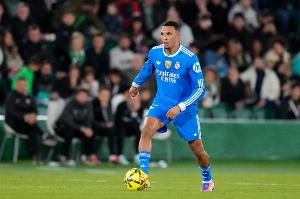 记者：阿诺德基本无缘今年剩余比赛，卡马文加脚踝伤势情况乐观