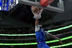 重锤一记！小内姆哈德借掩护分球 浓眉顺下单臂怒扣！