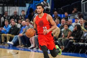 连珠炮！卡马拉外线开火连中2记三分 帮助开拓者扩大领先