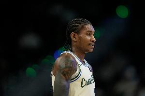 努力追赶！小凯文·波特外线开炮 三分命中还造成犯规打3+1