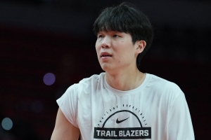 媒体人：杨瀚森今天打得不错 也跟上了节奏 篮下卡位也可以