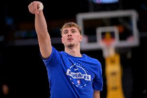 媒体人：弗拉格关键时刻的攻防基本盘很稳健了 得给他时间