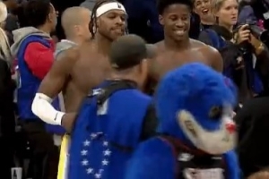 巴哈马国家队队友！希尔德和埃奇库姆交换球衣 后者笑得很开心