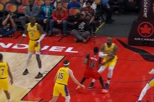 没站稳！詹姆斯补防犯规 湖人挑战失败