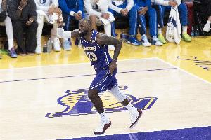 体坛记者：外界总有100种批判或吹捧 但詹姆斯一直在打正确的篮球