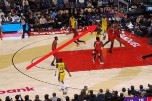 绵软无力！詹姆斯突破对抗马穆没顶开擦板没打到筐&无奈摊手