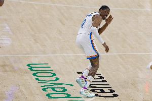 大学将退役自己24号球衣！杰伦威：太酷了 希望学校越来越棒