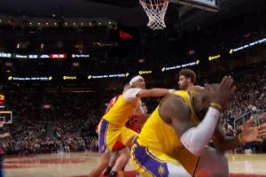 欺负老头？詹姆斯头部被打到后上篮不中 但裁判没吹