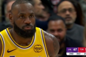 为数不多的亮点！詹姆斯转身后仰跳投压哨命中湖人上半场最后一球