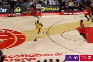 真不容易！詹姆斯空切上篮命中得到本场首分 此前6中0