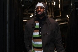 客战多伦多！湖人官推晒赛前入场照 詹姆斯领衔