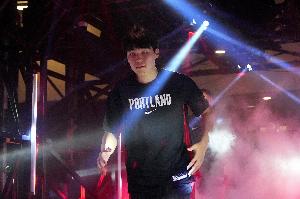 不讲道理！杨瀚森掩护手递手 助攻辛森干拔轰进本场第7个三分